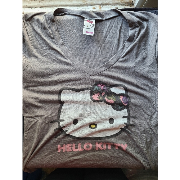 Hello Kitty Sanrio T-shirts. - Picture 11 of 13